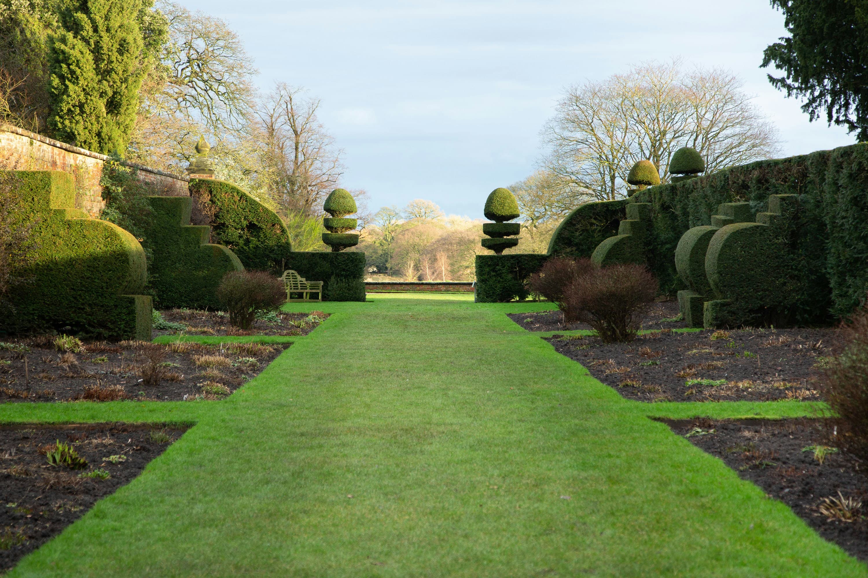 Gepflegter Garten und Haus – Heim & Hof Services